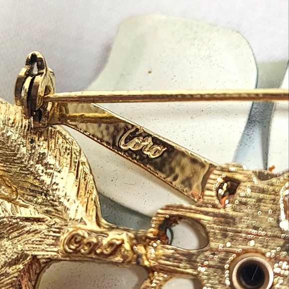 Vintage Coro Green Blue And Yellow Floral Brooch with Gold Stem Cener And Leaves - Picture 6 of 9